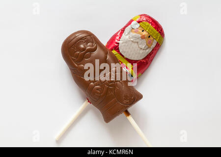 Deux Fatther santa chocolat au lait, chocolat, Noël, un emballage et un prêt non emballé pour Noël sur fond blanc Banque D'Images