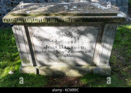 Une grave / tombe dans le cimetière de St Michael's Church, dans le village de Amberley dans le West Sussex, Angleterre, Royaume-Uni. Banque D'Images