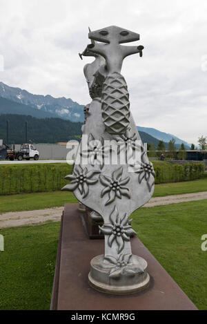Une sculpture par Bruno Gironcoli dans le jardin de la Swarovski crystal worlds, Autriche Banque D'Images