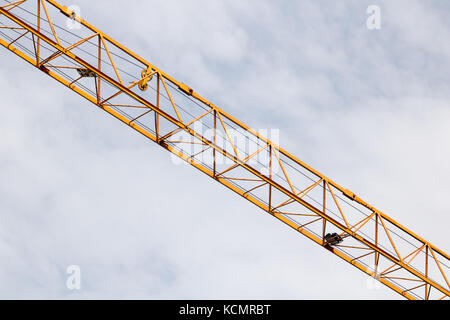 Le bras de grue sur un fond de ciel nuageux Banque D'Images