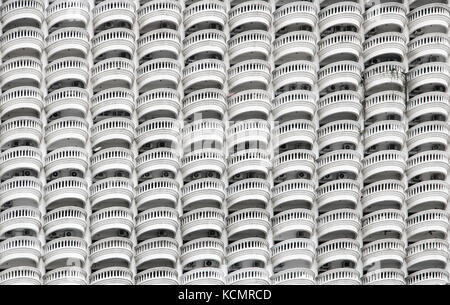 Façade d'une maison en hauteur avec de nombreuses demi-rond d'un balcon. ligne de gratte-ciel blanc sur un balcon circulaire. Banque D'Images