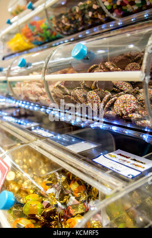 Offrir des bonbons dans des boîtes transparentes dans le magasin. casiers plein de bonbons. Banque D'Images