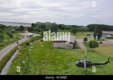 Pays jerichow, Allemagne - 19, 2013 juno : un hélicoptère de l'armée allemande (Huey) lors de l'inondation en 2013 sur une prairie près de l'elbe. Banque D'Images