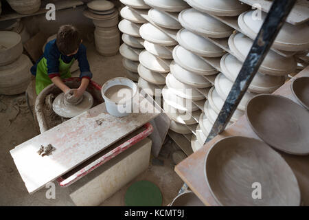 Garçon faisant un pot dans atelier de poterie Banque D'Images