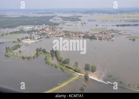 FISCHBECK, Allemagne 2013 : digue détruite près de Fischbeck. La Saxe-Anhalt. Banque D'Images