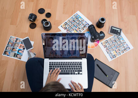 Graphiste attentif à l'aide d'ordinateur portable dans le bureau Banque D'Images