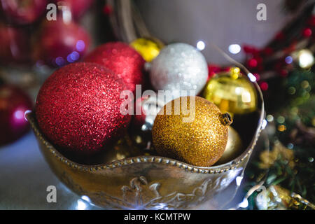 Close-up of Christmas bauble dans un bol pendant la période de Noël Banque D'Images