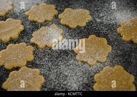 Close-up of gingerbread cookies avec du sucre en poudre saupoudré sur le dessus Banque D'Images