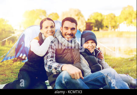 Famille heureuse avec tente au camp site Banque D'Images