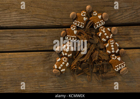 Vue supérieure de l'arbre de Noël avec des biscuits au gingembre et cannelle sur table en bois Banque D'Images