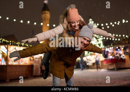 Heureux couple having fun at Christmas market Banque D'Images