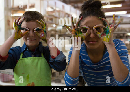 Happy mother and son gestes d'atelier de poterie Banque D'Images