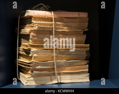 De vieux livres et papiers jaunis Banque D'Images