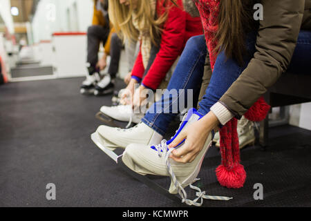 Close up of woman putting sur patins à glace Banque D'Images