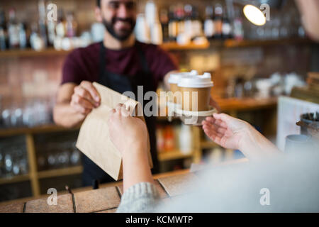 Homme ou bartender serving customer at coffee shop Banque D'Images