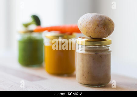 Purée de légumes ou les aliments pour bébés dans des bocaux en verre Banque D'Images