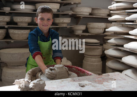 Portrait of boy making un pot en atelier de poterie Banque D'Images