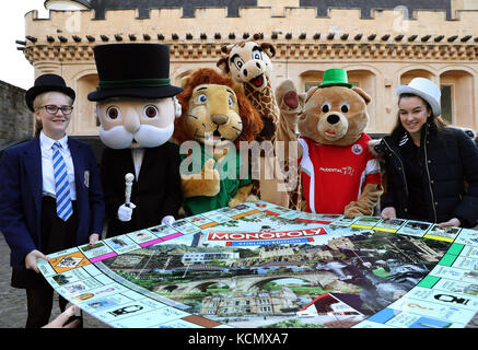 (De gauche à droite) 13 Mary Peck, M. Monopoly, Blair Drummond Safari Park mascottes Safari Sam et Gary The Giraffe, Stirling Albion football club mascotte Beano avec Lucy Henderson, 14 ans, au château de Stirling pour le lancement officiel de l'édition Stirling du jeu de société Monopoly. Banque D'Images