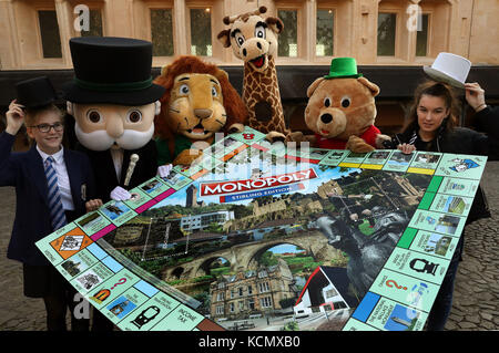 (De gauche à droite) 13 Mary Peck, M. Monopoly, Blair Drummond Safari Park mascottes Safari Sam et Gary The Giraffe, Stirling Albion football club mascotte Beano avec Lucy Henderson, 14 ans, au château de Stirling pour le lancement officiel de l'édition Stirling du jeu de société Monopoly. Banque D'Images