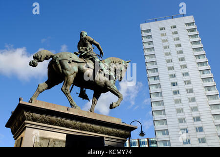 La célèbre statue d'Edward de Woodstock, alias Edward the Black Prince, à City Square dans la ville de Leeds, West Yorkshire, Royaume-Uni Banque D'Images