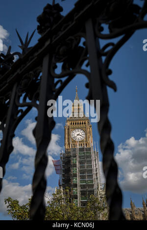 L'Elizabeth Tower qui maintient le silence maintenant Big Ben bell est couverte d'échafaudages, le 5 octobre, 2017, à Londres, en Angleterre. La cloche reste silencieux pendant cette rénovation jusqu'en 2021 et le coût estimé de la réparation de la tour qui abrite Big Ben a doublé à £61m, les autorités ont dit. Banque D'Images