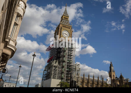 L'Elizabeth Tower qui maintient le silence maintenant Big Ben bell est couverte d'échafaudages, le 5 octobre, 2017, à Londres, en Angleterre. La cloche reste silencieux pendant cette rénovation jusqu'en 2021 et le coût estimé de la réparation de la tour qui abrite Big Ben a doublé à £61m, les autorités ont dit. Banque D'Images