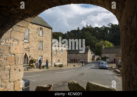 L'A6306 en passant le Lord Crewe Arms Hotel dans le village de Northumbrian Blanchland le 29 septembre 2017, dans la région de Blanchland, Northumberland, Angleterre. Blanchland est un village dans le Northumberland, en Angleterre, sur la frontière du comté de Durham. La population de la paroisse civile au recensement de 2011 était de 135. Blanchland a été formé à partir de la propriété de l'abbaye médiévale Blanchland par Nathaniel Équipage, 3 Baron d'équipage, l'évêque de Durham, 1674-1722. C'est un village classé, construit en grande partie de pierre de la demeure du 12ème siècle. Il propose des maisons pittoresques, dans un contexte de profonde woo Banque D'Images