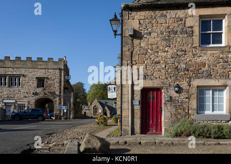 L'A6306 en passant le Lord Crewe Arms Hotel dans le village de Northumbrian Blanchland le 29 septembre 2017, dans la région de Blanchland, Northumberland, Angleterre. Blanchland est un village dans le Northumberland, en Angleterre, sur la frontière du comté de Durham. La population de la paroisse civile au recensement de 2011 était de 135. Blanchland a été formé à partir de la propriété de l'abbaye médiévale Blanchland par Nathaniel Équipage, 3 Baron d'équipage, l'évêque de Durham, 1674-1722. C'est un village classé, construit en grande partie de pierre de la demeure du 12ème siècle. Il propose des maisons pittoresques, dans un contexte de profonde woo Banque D'Images