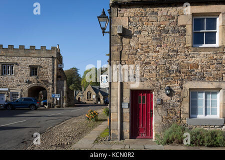 L'A6306 en passant le Lord Crewe Arms Hotel dans le village de Northumbrian Blanchland le 29 septembre 2017, dans la région de Blanchland, Northumberland, Angleterre. Blanchland est un village dans le Northumberland, en Angleterre, sur la frontière du comté de Durham. La population de la paroisse civile au recensement de 2011 était de 135. Blanchland a été formé à partir de la propriété de l'abbaye médiévale Blanchland par Nathaniel Équipage, 3 Baron d'équipage, l'évêque de Durham, 1674-1722. C'est un village classé, construit en grande partie de pierre de la demeure du 12ème siècle. Il propose des maisons pittoresques, dans un contexte de profonde woo Banque D'Images