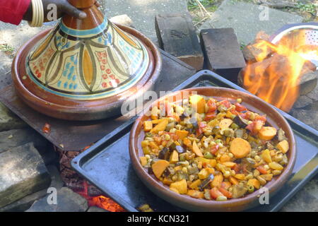 La cuisson d'un repas oriental dans le tajin dans le jardin Banque D'Images