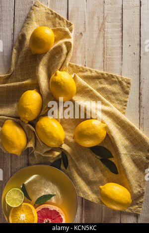 Citrons frais avec cirée Banque D'Images