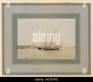 Le Bluenose, célèbre goélette de course canadienne, est représenté sous pleine voile, mettant en valeur sa conception maritime et son rôle historique dans les compétitions de voile et en tant que symbole du patrimoine canadien. Banque D'Images