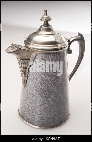 Cette cafetière en granit, un article pratique du 19ème siècle, est connue pour sa construction durable en métal émaillé. Il reflète l'artisanat utilitaire de l'époque et était un élément de base dans les maisons et les établissements. Banque D'Images