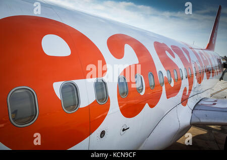 Avion Easyjet Easyjet avion prêt à recevoir les passagers Banque D'Images