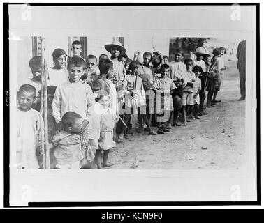 Les enfants réfugiés grecs et arméniens d'Anatolie à l'extérieur du bâtiment d'un étage, près d'Athènes, Grèce RCAC2002709161 Banque D'Images