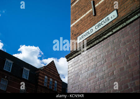 Arnold Circus street sign sur la frontière Estate à Shoreditch, East London. Ouvert en 1900. Construit par LCC, sans doute le premier conseil estate Banque D'Images