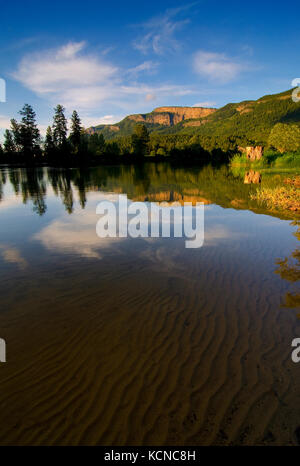 L'eau claire révèle les schémas complexes sous le sable de la rivière Shuswap tandis que les falaises d'Enderby se prélasser au soleil de l'après-midi à Enderby dans la région de Shuswap de la Colombie-Britannique, Canada Banque D'Images