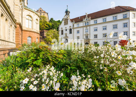 École de grammaire Klosterschule vom Heiligen Grab à droite, Friedrichsbad Therme à gauche et le nouveau château au-dessus de la ville thermale de Baden-Baden, Allemagne Banque D'Images