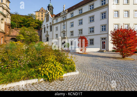 École de grammaire Klosterschule vom Heiligen Grab à droite, Friedrichsbad Therme à gauche et le nouveau château au-dessus de la ville thermale de Baden-Baden, Allemagne Banque D'Images