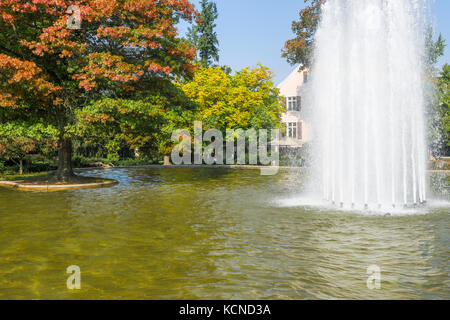 Place Augustaplatz avec fontaine, ville thermale de Baden-Baden, Bade-Wurtemberg, périphérie de la Forêt Noire, Allemagne Banque D'Images