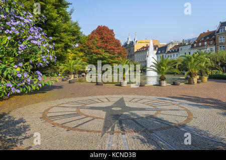 Place Augustaplatz avec fontaine, ville thermale de Baden-Baden, Bade-Wurtemberg, périphérie de la Forêt Noire, Allemagne Banque D'Images