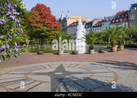 Place Augustaplatz avec fontaine, ville thermale de Baden-Baden, Bade-Wurtemberg, périphérie de la Forêt Noire, Allemagne Banque D'Images