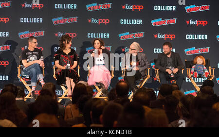 New York, NY - 5 octobre, 2017 : don Mancini, Jennifer Tilly, fiona dourif, brad dourif, Alex Vincent et Chuck assister à culte de chucky dans new york comic con 2017 - Jour 1 Banque D'Images