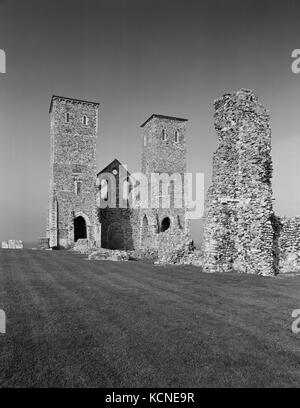 C12th 1 tours de l'église en ruine de St Mary, Reculver, dans le Kent, sur le site d'une abbaye bénédictine Saxon septième C dans le fort romain de Regulbium. Banque D'Images