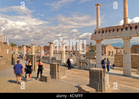 Façon arcadienne avec des colonnes doriques au Forum dans les ruines de la ville romaine de Pompéi à Pompei Scavi près de Naples, Italie. Banque D'Images