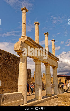 Façon arcadienne avec des colonnes doriques au Forum dans les ruines de la ville romaine de Pompéi à Pompei Scavi près de Naples, Italie. Le Vésuve au loin. Banque D'Images