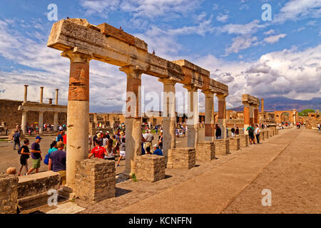 Ruines de la ville romaine de Pompéi à Pompei Scavi, près de Naples, Italie. Banque D'Images