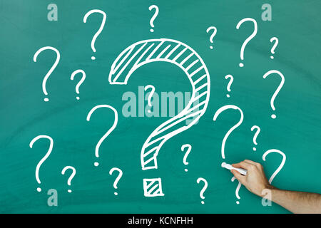 La main un bon nombre de questions sur tableau noir vert Banque D'Images