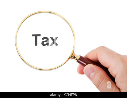 Close-up de part de l'impôt indiquant par mot Loupe sur fond blanc Banque D'Images