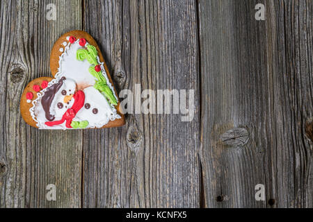 Christmas gingerbread cookie en forme de coeur sur le vieux bois Banque D'Images